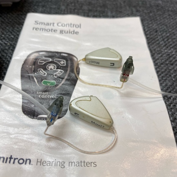 Unitron Moxi 2 16 RIC Hearing Aids with Remote - Picture 4 of 4